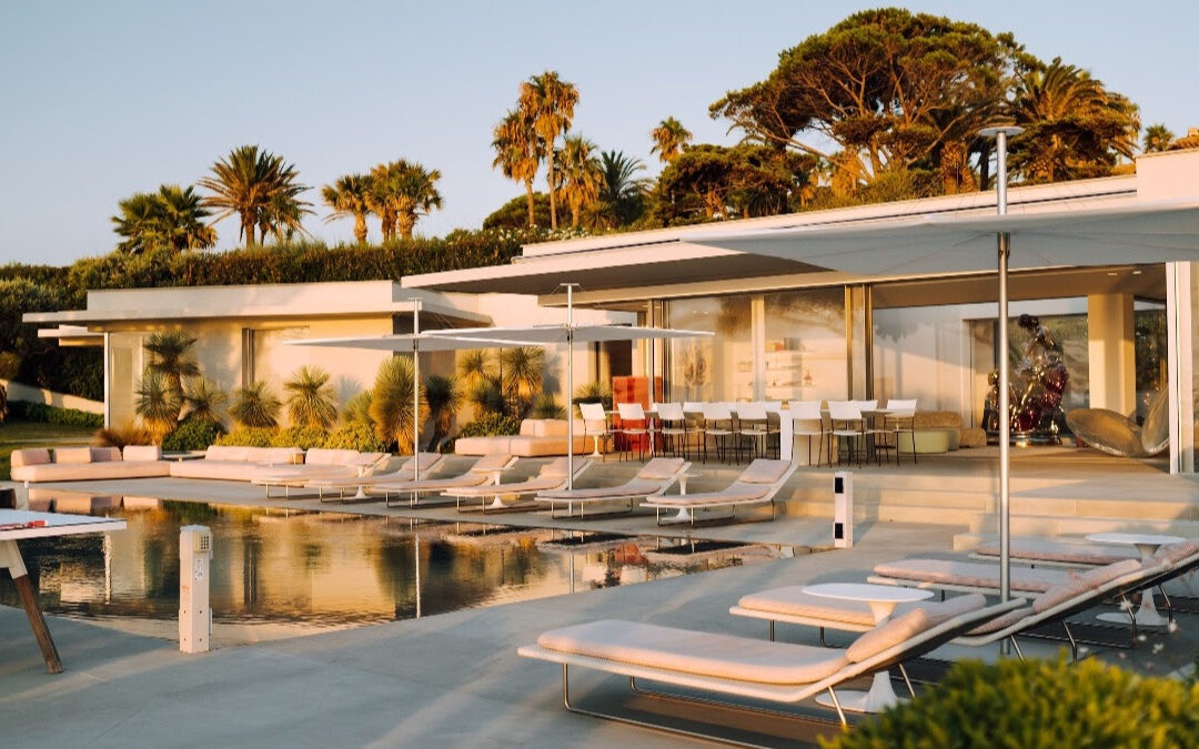 Umbrosa Cantilever Umbrellas: Luxury Outdoor Shade for Residential & Hospitality Projects